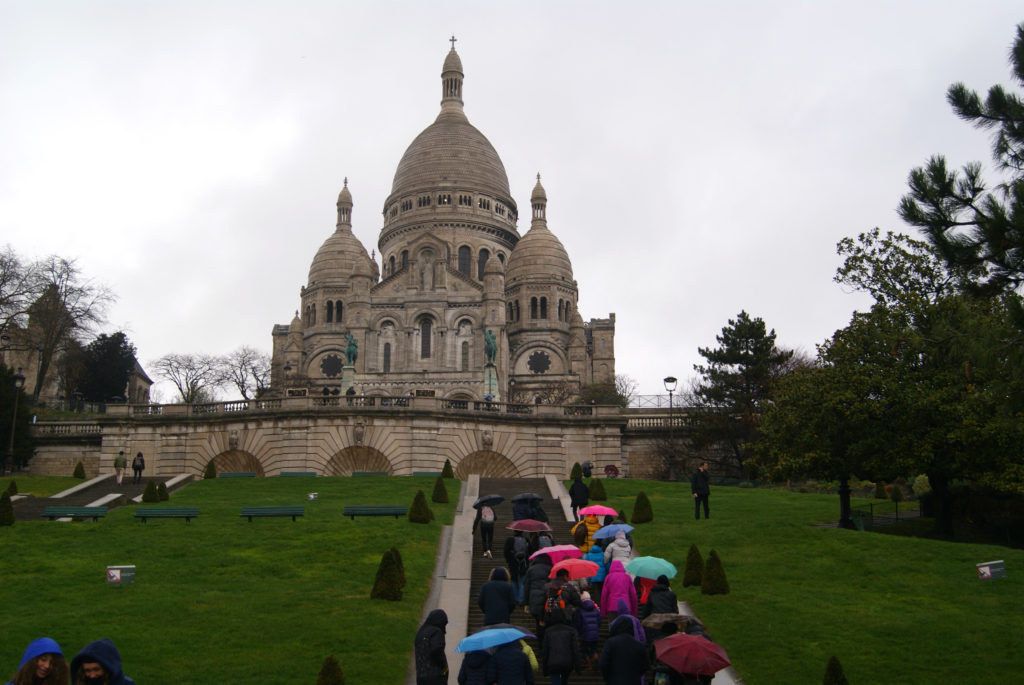 Sacre Coeur s davy turistů